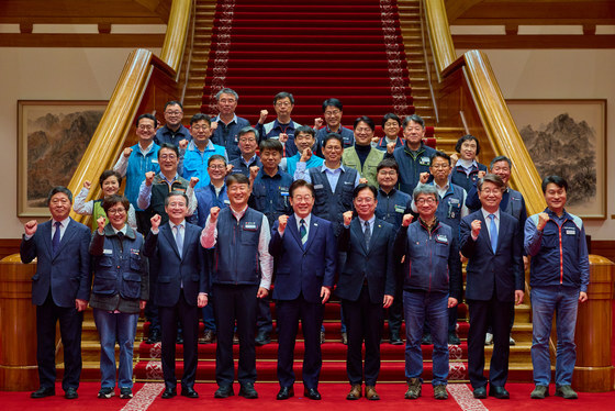 민주노총 손 잡은 이재명 대통령