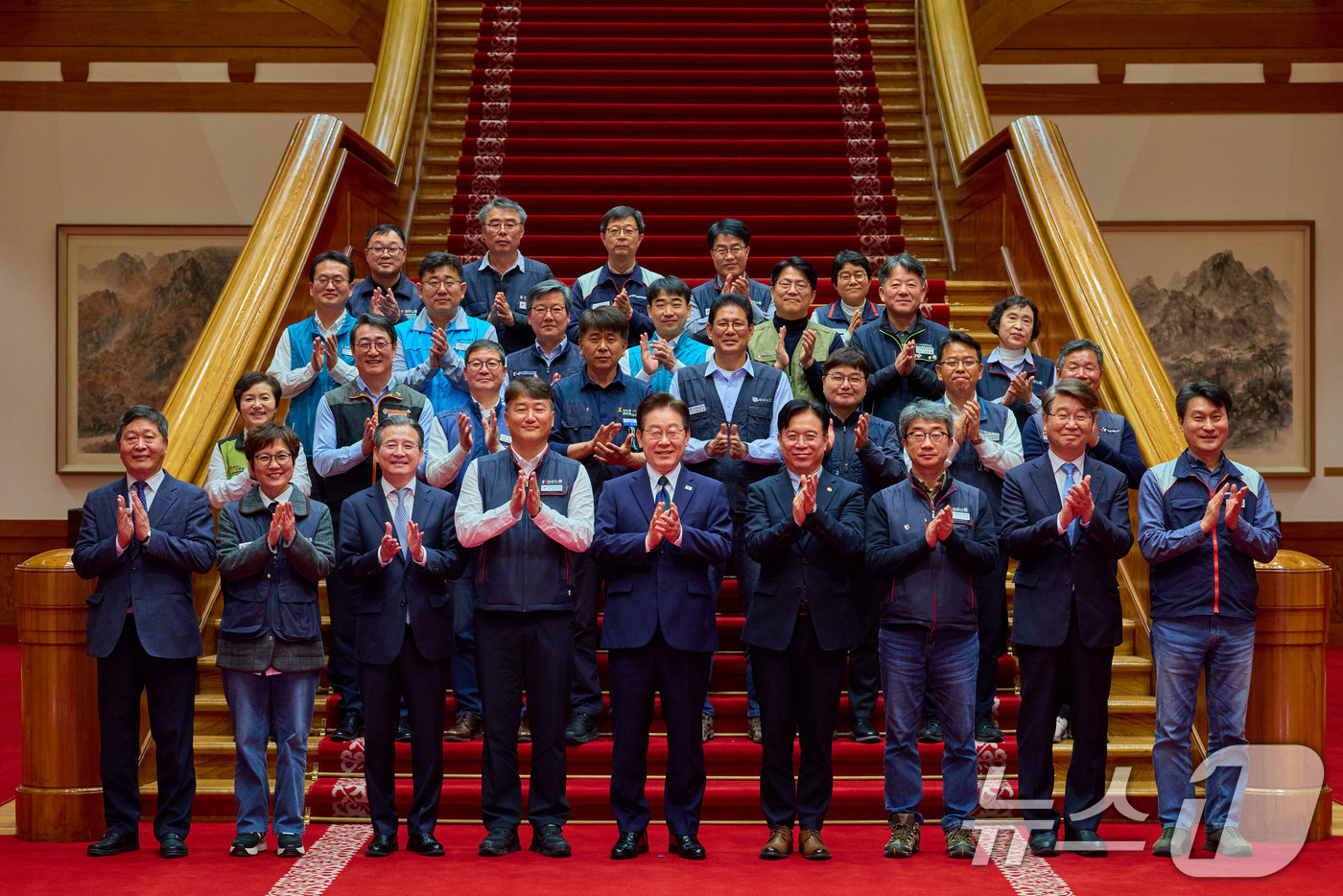 (서울=뉴스1) 이재명 기자 = 이재명 대통령과 양경수 민주노총 위원장이 10일 청와대에서 열린 전국민주노동조합총연맹 초청 간담회에서 열린 간담회에서 기념촬영을 하고 있다. 202 …