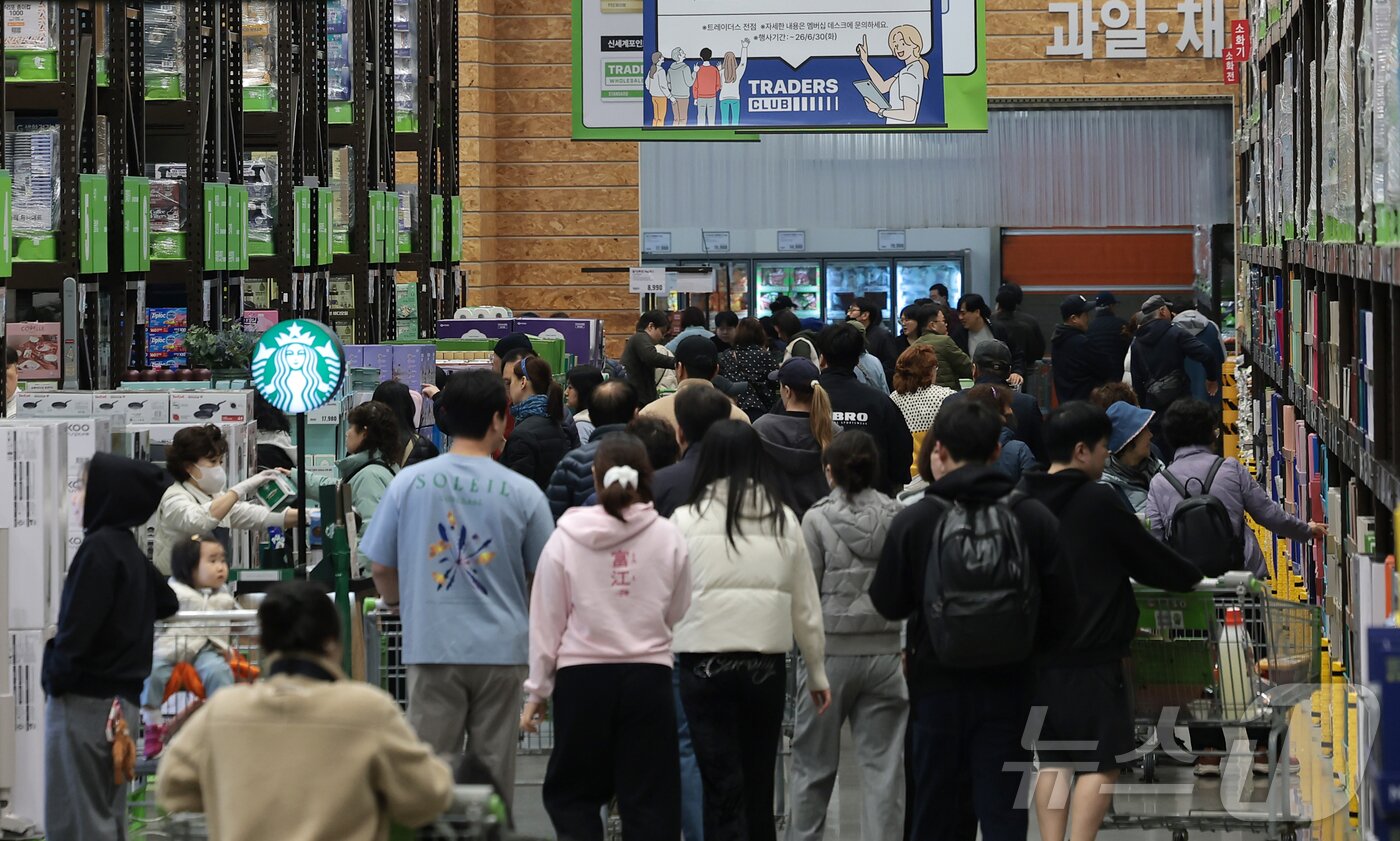 본문 이미지 - 중동발 고유가·고환율 영향으로 물가가 오르자 소비자들이 초저가 상품을 찾으며 트레이더스·코스트코 등 창고형 할인점에 몰리고 있다. 10일 서울 노원구 트레이더스 월계점에서 고객들이 생필품을 구매하고 있다. 2026.4.10 ⓒ 뉴스1 권현진 기자