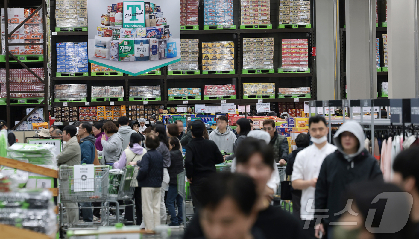 서울=뉴스1 권현진 기자 = 중동발 고유가·고환율 영향으로 물가가 오르자 소비자들이 초저가 상품을 찾으며 트레이더스·코스트코 등 창고형 할인점에 몰리고 있다. 10일 서울 노원구 …