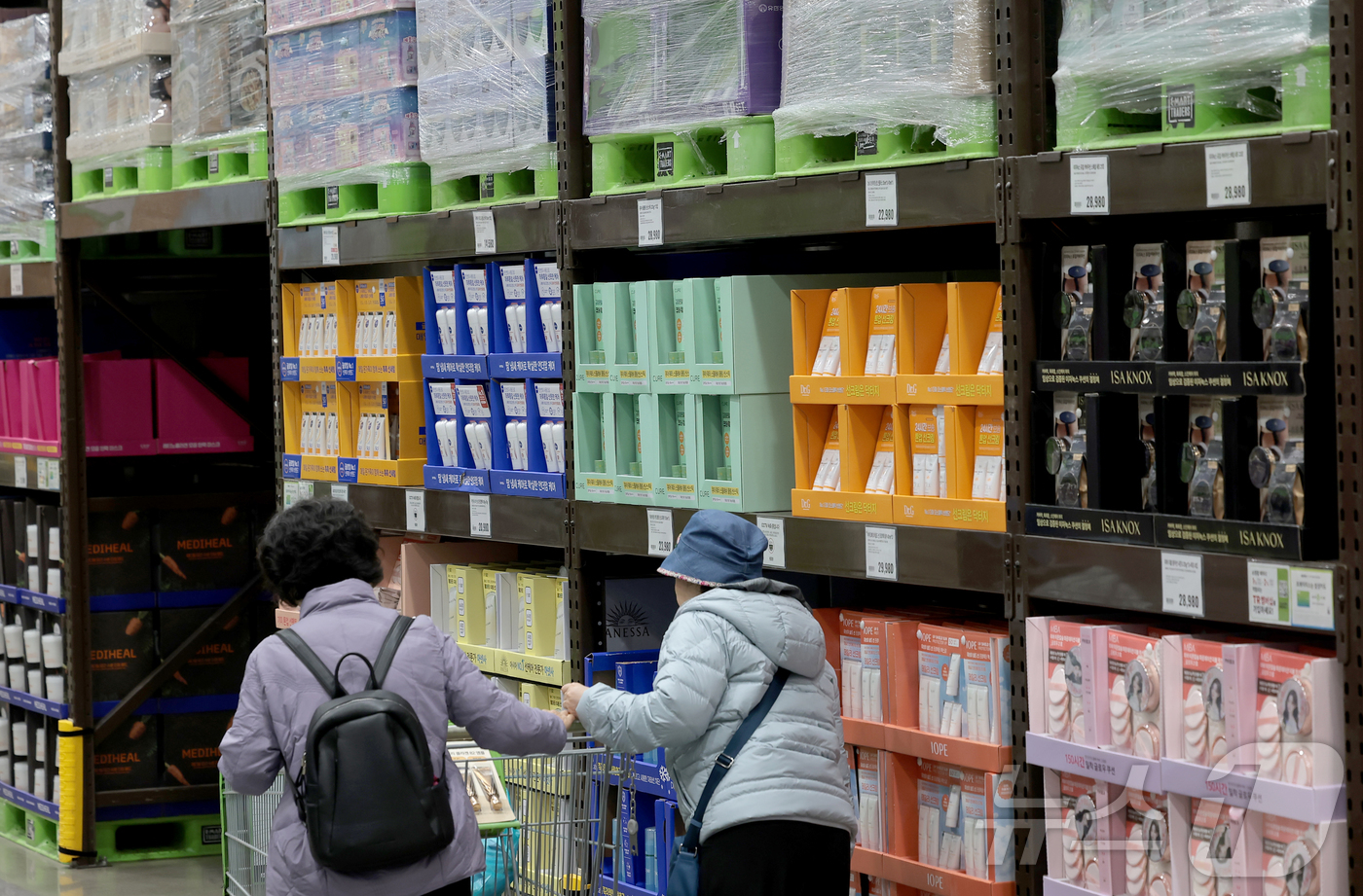 서울=뉴스1 권현진 기자 = 중동발 고유가·고환율 영향으로 물가가 오르자 소비자들이 초저가 상품을 찾으며 트레이더스·코스트코 등 창고형 할인점에 몰리고 있다. 10일 서울 노원구 …