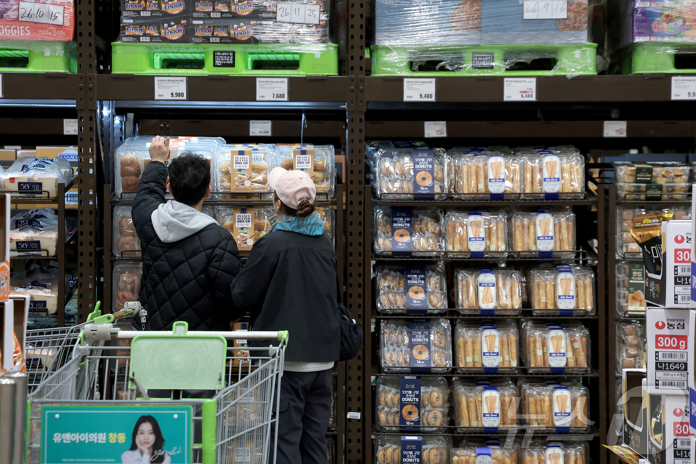 서울=뉴스1 권현진 기자 = 중동발 고유가·고환율 영향으로 물가가 오르자 소비자들이 초저가 상품을 찾으며 트레이더스·코스트코 등 창고형 할인점에 몰리고 있다. 10일 서울 노원구 …