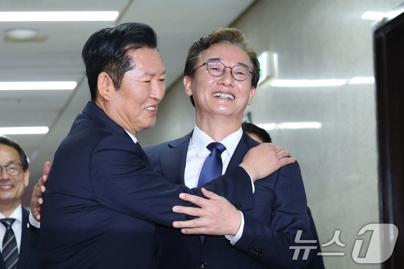 (서울=뉴스1) 신웅수 기자 = 정청래 더불어민주당 대표가 10일 서울 여의도 국회에서 6.3 지방선거 부산시장 후보로 선출된 전재수 의원과 면담에 앞서 포옹하고 있다. 2026. …