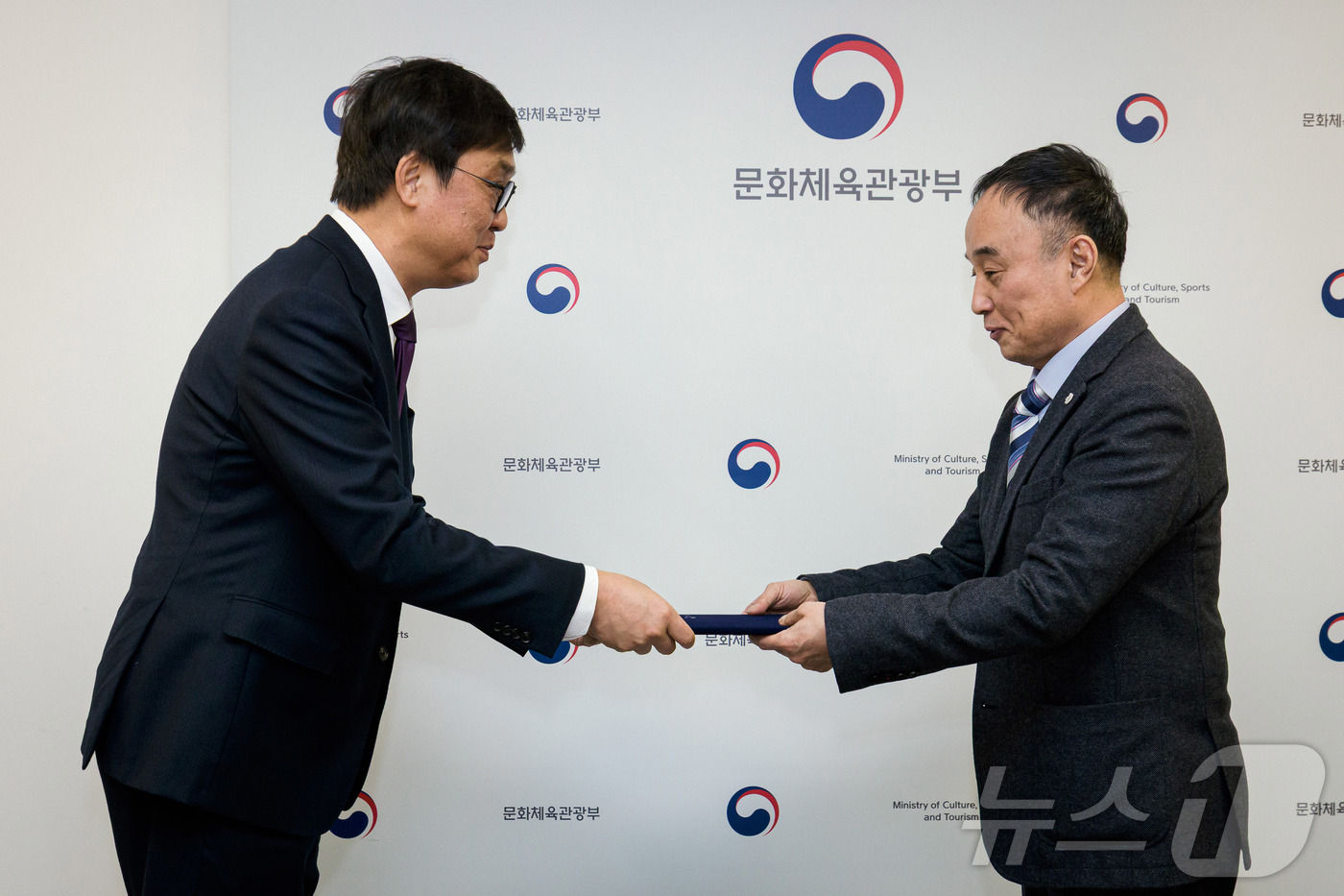 (서울=뉴스1) = 최휘영 문화체육관광부 장관이 10일 서승만 신임 국립정동극장 대표이사에게 임명장을 수여하고 있다. (문화체육관광부 제공. 재판매 및 DB 금지) 2026.4.1 …