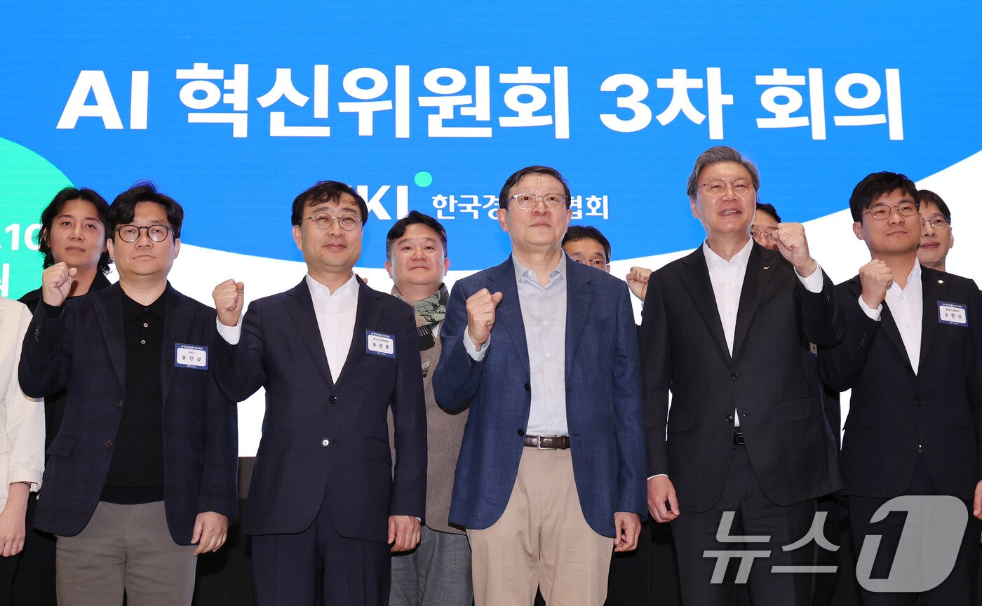 본문 이미지 - 10일 서울 강남구 역삼동 GS타워에서 열린 AI 혁신위원회 3차 회의에서 허태수 AI 혁신위원회 위원장, 송상훈 국가AI전략위원회 지원단장을 비롯한 참석자들이 기념 촬영을 하고 있다. 2026.4.10 ⓒ 뉴스1 박지혜 기자