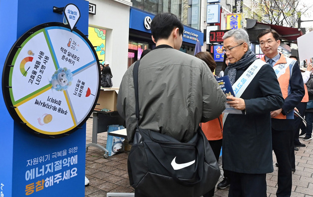한전 사장, 에너지절약 '거리 캠페인'…"작은 실천이 모여 위기 극복"