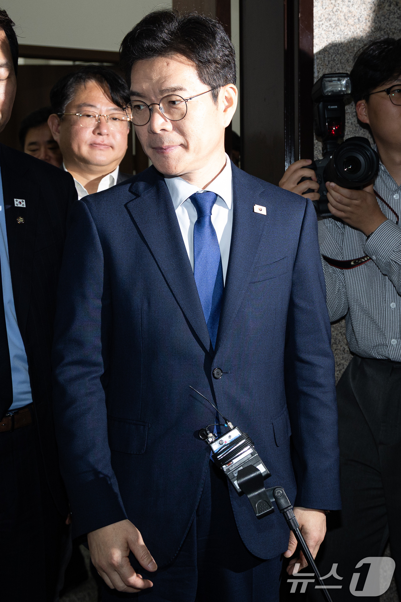 (서울=뉴스1) 유승관 기자 = 6.3 지방선거 더불어민주당 서울시장 후보로 선출된 정원오 전 성동구청장이 10일 서울 여의도 국회에서 정청래 대표와 면담을 마친 후 당대표실을 나 …