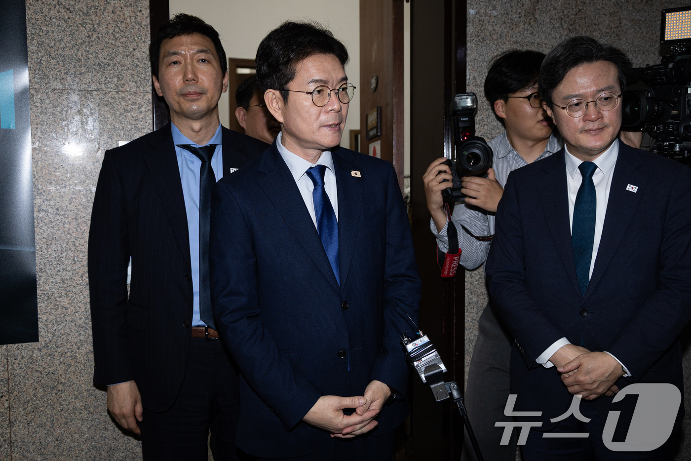 (서울=뉴스1) 유승관 기자 = 6.3 지방선거 더불어민주당 서울시장 후보로 선출된 정원오 전 성동구청장이 10일 서울 여의도 국회에서 정청래 대표와 면담을 마친 후 당대표실을 나 …