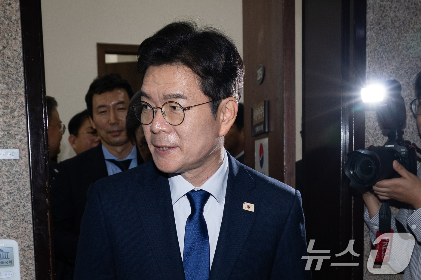 (서울=뉴스1) 유승관 기자 = 6.3 지방선거 더불어민주당 서울시장 후보로 선출된 정원오 전 성동구청장이 10일 서울 여의도 국회에서 정청래 대표와 면담을 마친 후 당대표실을 나 …