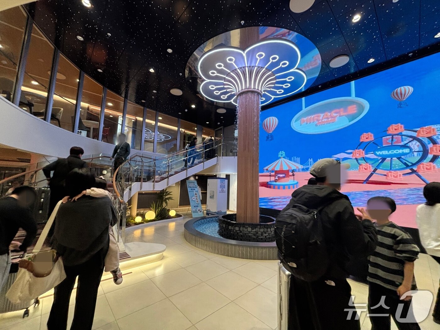 본문 이미지 - 팬스타 미라클 호 5층에 있는 로비. 로비를 중심으로 대부분의 부대시설이 모여 있다. ⓒ 뉴스1 홍윤 기자