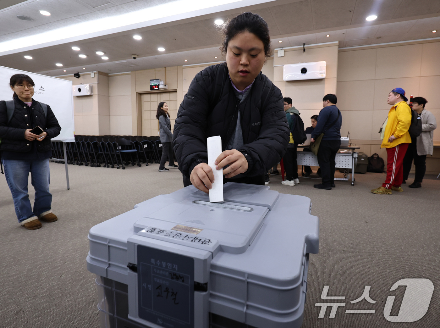 (서울=뉴스1) 구윤성 기자 = 10일 오후 서울 여의도 이룸센터에서 지방선거를 앞두고 중앙선거관리위원회 주최로 열린 장애인유권자 참정권 보장 정책간담회에 앞서 참가자가 모의사전투 …