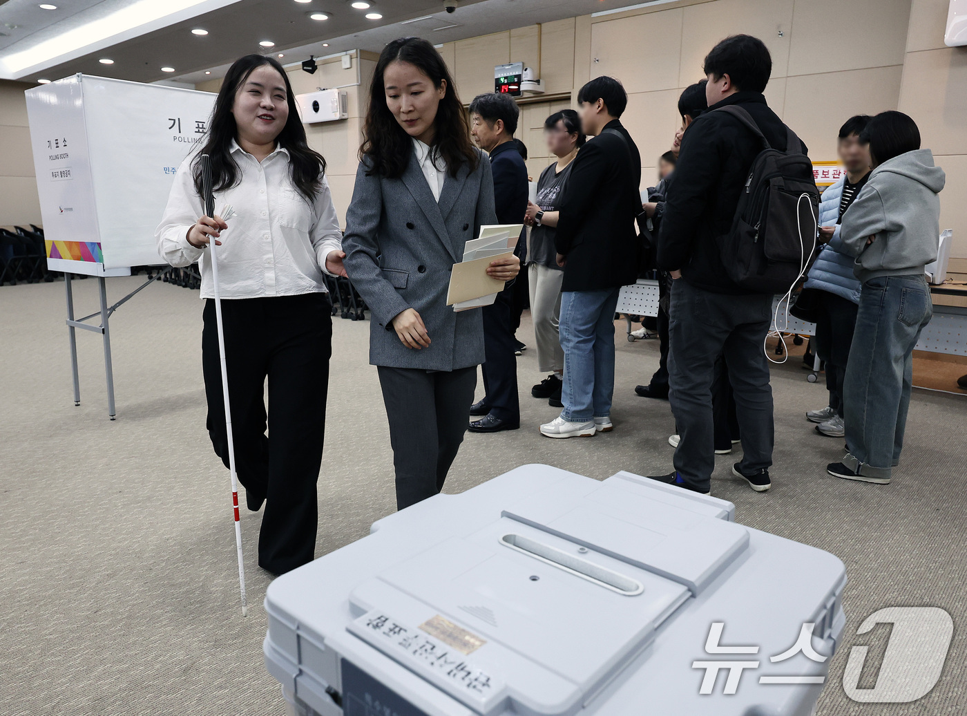 (서울=뉴스1) 구윤성 기자 = 10일 오후 서울 여의도 이룸센터에서 지방선거를 앞두고 중앙선거관리위원회 주최로 열린 장애인유권자 참정권 보장 정책간담회에 앞서 시각장애인 참가자가 …