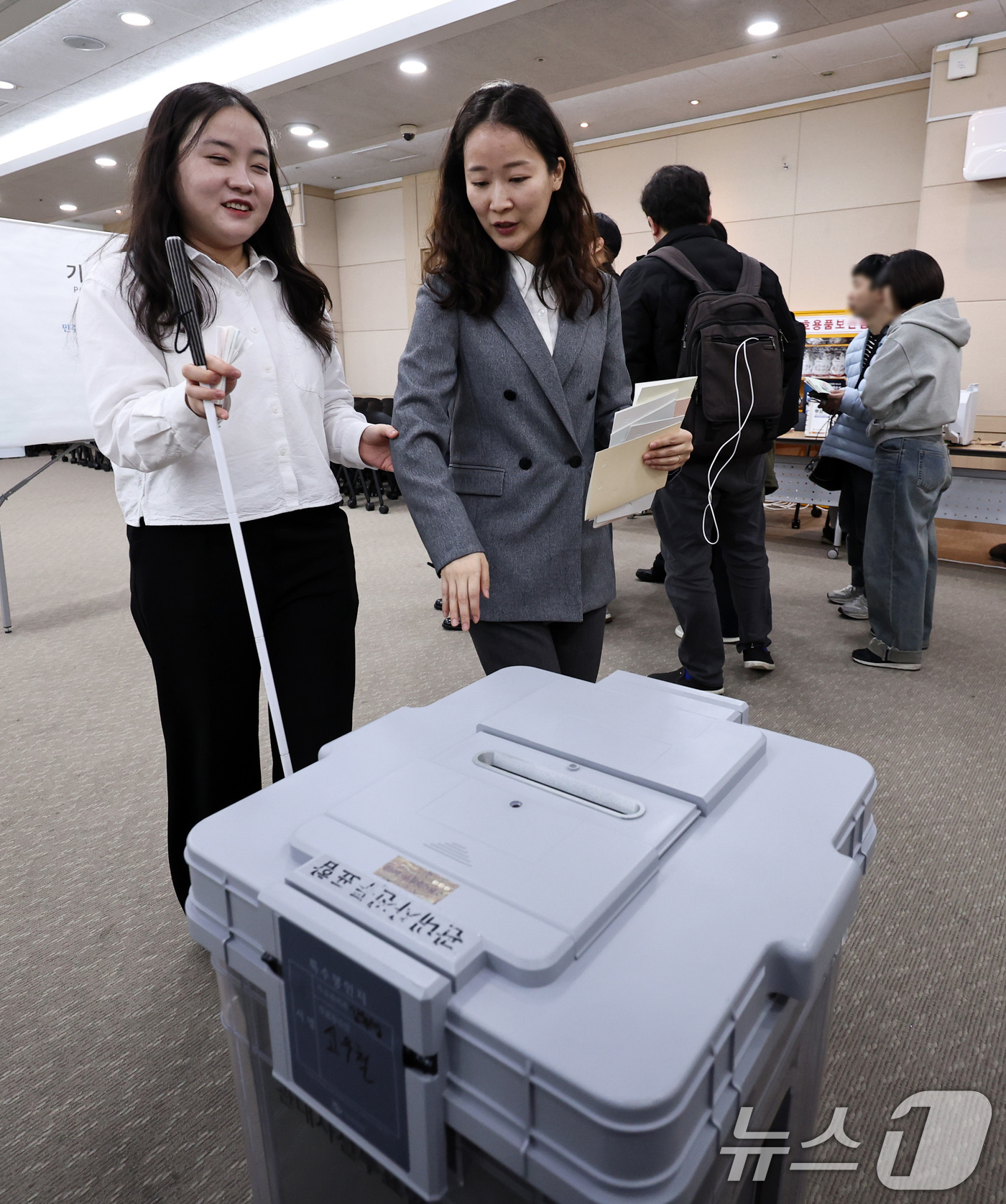 (서울=뉴스1) 구윤성 기자 = 10일 오후 서울 여의도 이룸센터에서 지방선거를 앞두고 중앙선거관리위원회 주최로 열린 장애인유권자 참정권 보장 정책간담회에 앞서 시각장애인 참가자가 …