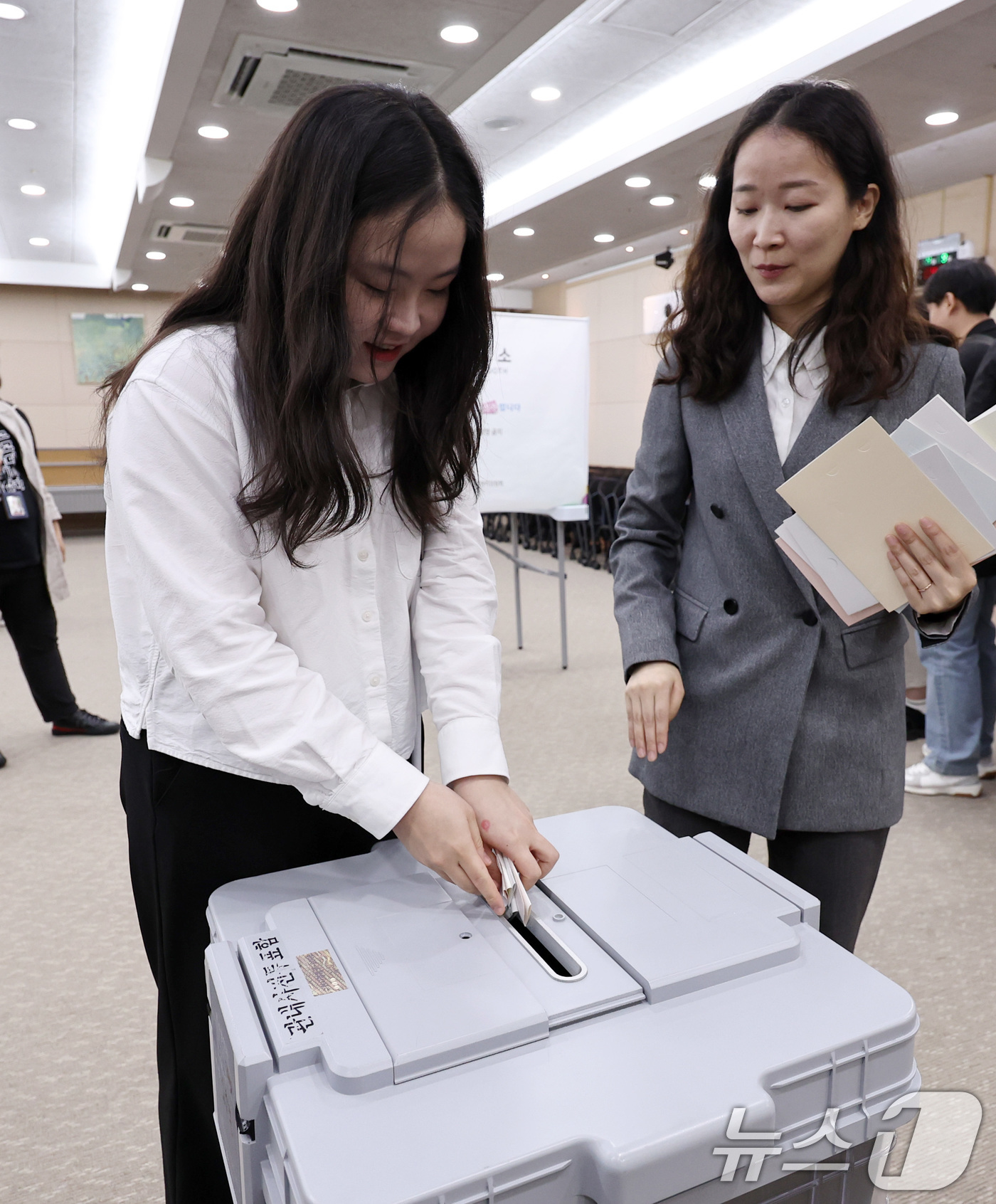 (서울=뉴스1) 구윤성 기자 = 10일 오후 서울 여의도 이룸센터에서 지방선거를 앞두고 시각장애인 참가자가 보조원과 함께 모의사전투표 체험을 하고 있다.  2026.4.10/뉴스1 …