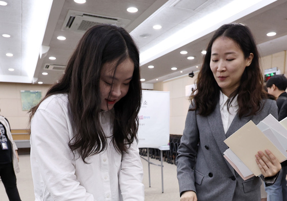 '보조원과 함께 투표'