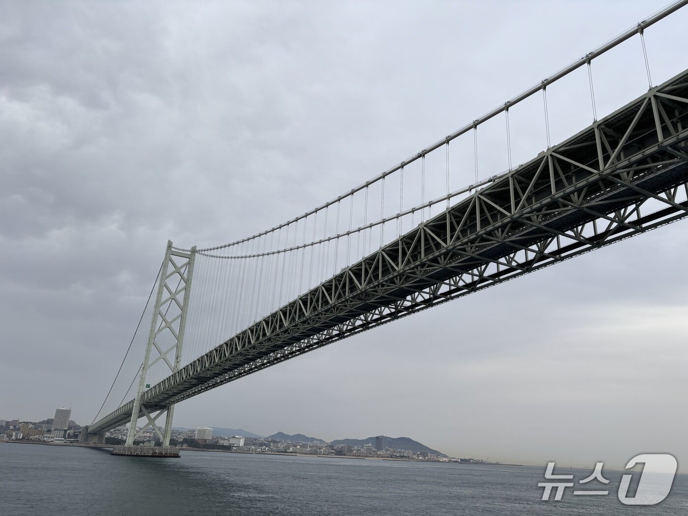 본문 이미지 - 배에서 바라본 아카시해협대교 모습 ⓒ 뉴스1 홍윤 기자