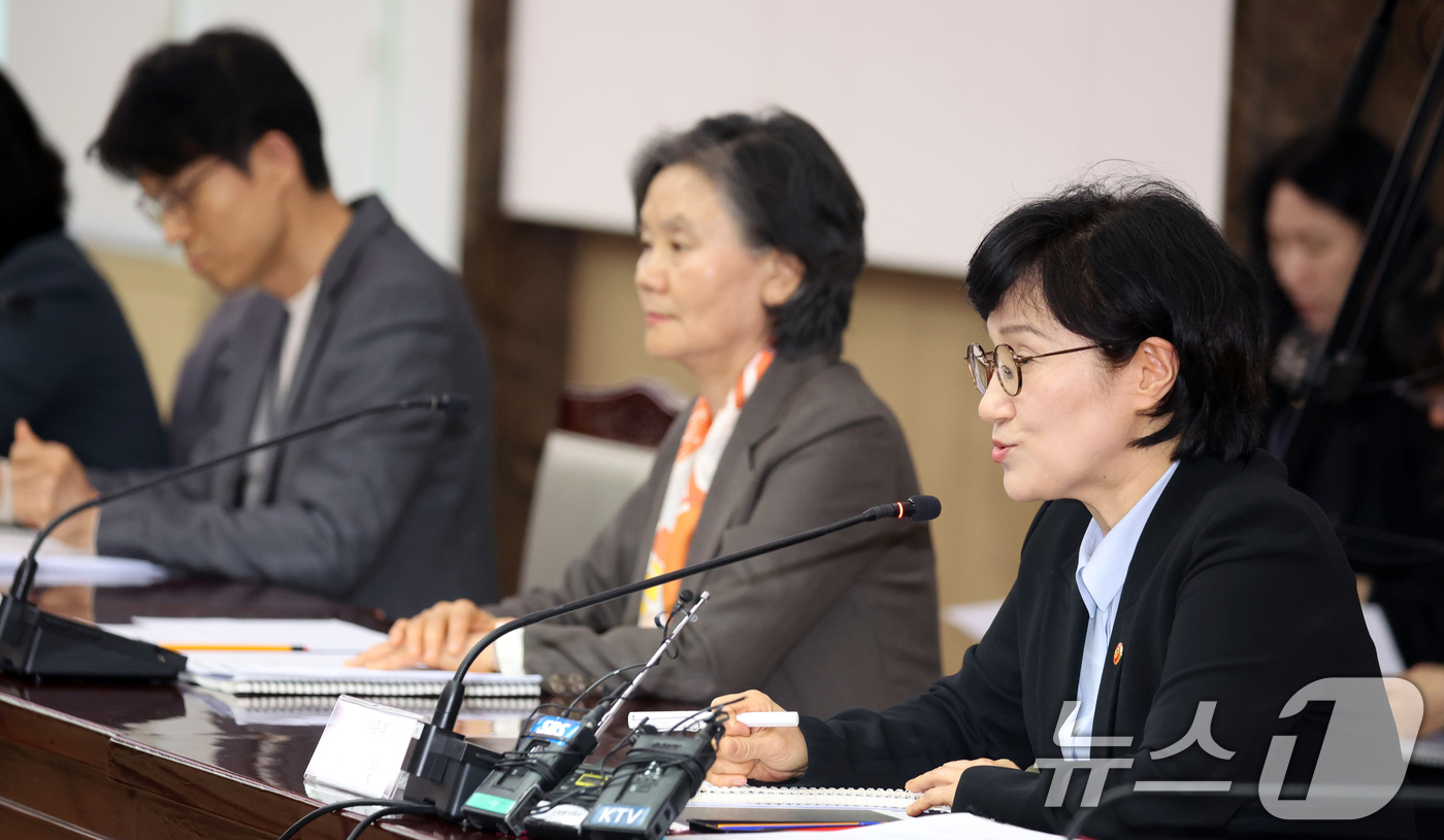 (서울=뉴스1) 김명섭 기자 = 원민경 성평등가족부 장관이 10일 오후 서울 종로구 세종대로 정부서울청사에서 열린 형사미성년자(촉법소년) 연령 사회적 대화 협의체 제3차 전체회의에 …