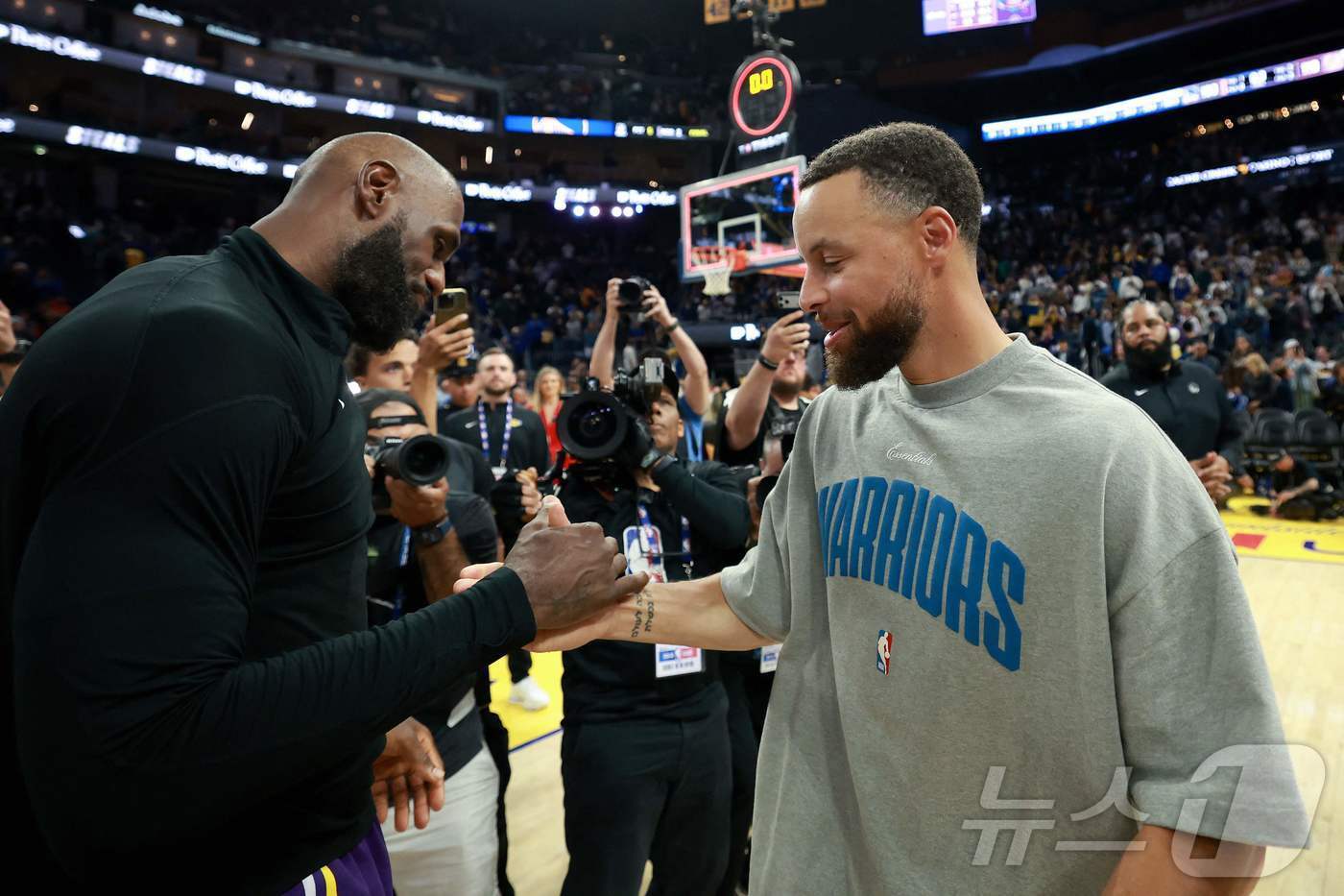 본문 이미지 - 악수하는 르브론 제임스(왼쪽)와 스테픈 커리. ⓒ AFP=뉴스1
