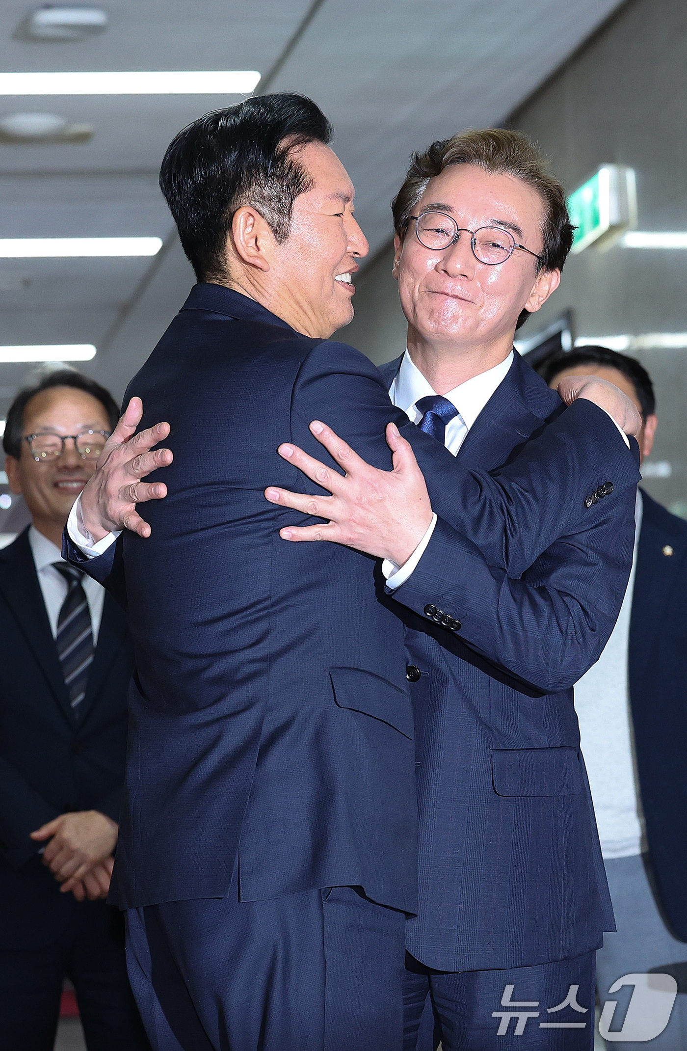 (서울=뉴스1) 신웅수 기자 = 정청래 더불어민주당 대표가 10일 서울 여의도 국회에서 6.3 지방선거 부산시장 후보로 선출된 전재수 의원과 면담에 앞서 포옹하고 있다. 2026. …