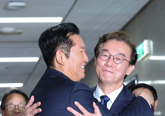 포옹하는 정청래·전재수