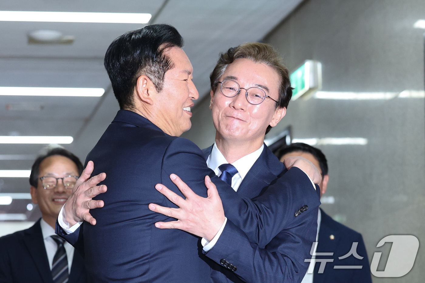 (서울=뉴스1) 신웅수 기자 = 정청래 더불어민주당 대표가 10일 서울 여의도 국회에서 6.3 지방선거 부산시장 후보로 선출된 전재수 의원과 면담에 앞서 포옹하고 있다. 2026. …