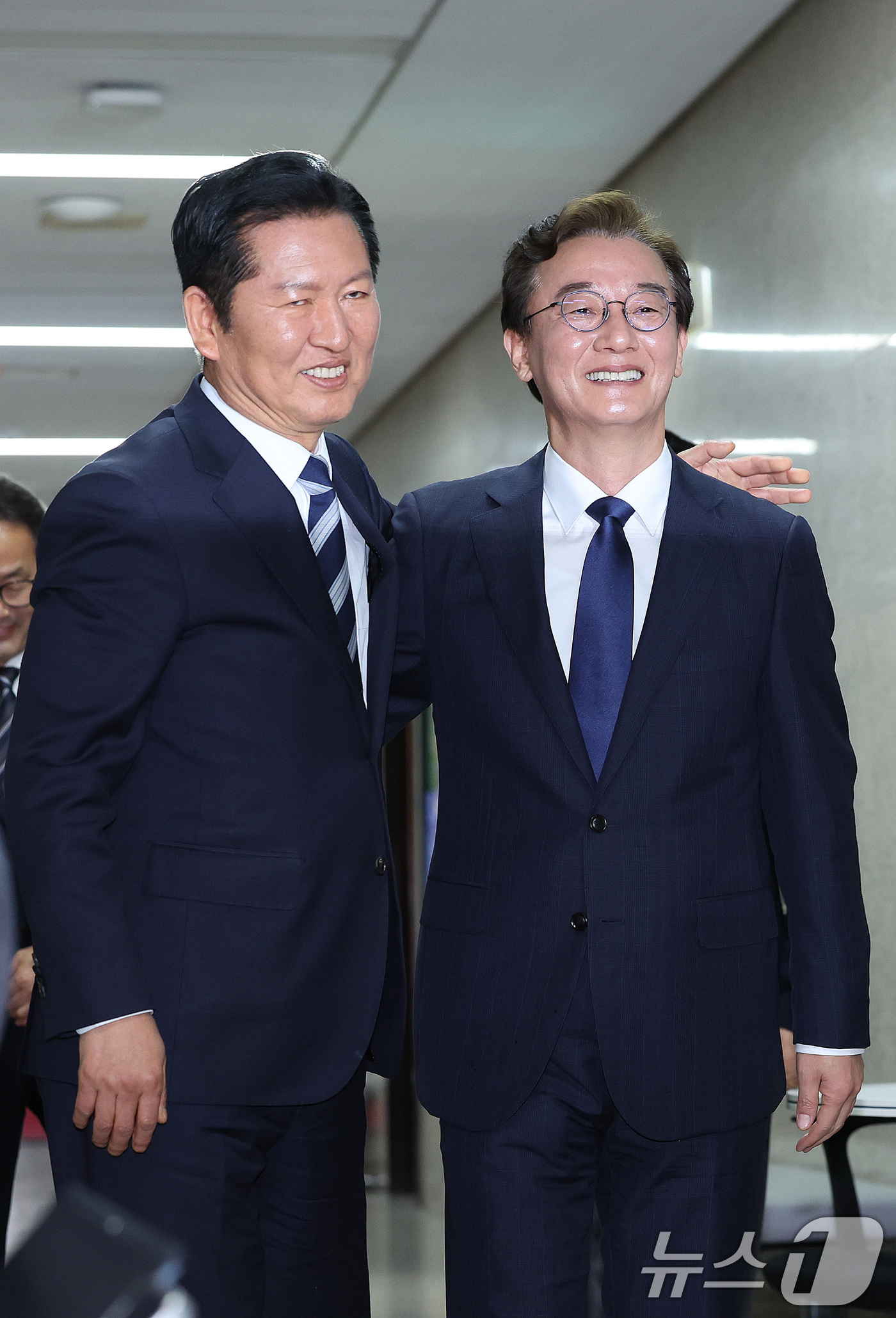 (서울=뉴스1) 신웅수 기자 = 정청래 더불어민주당 대표가 10일 서울 여의도 국회에서 6.3 지방선거 부산시장 후보로 선출된 전재수 의원과 면담에 앞서 포옹하고 있다.  2026 …