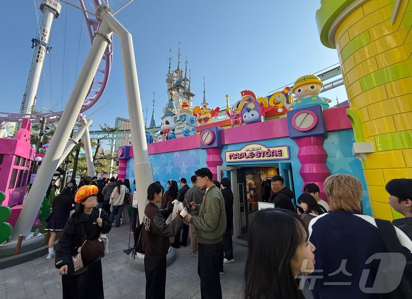 본문 이미지 - 메이플스토리 IP를 접목한 기프트샵 ⓒ 뉴스1 윤슬빈 관광전문기자