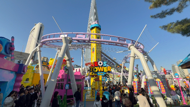 본문 이미지 -  12m 높이를 빙글빙글 오르내리는 드롭형 '에오스타워'와 그 뒤로 롤러코스터 '스톤익스프레스'가 보인다.ⓒ 뉴스1 윤슬빈 관광전문기자