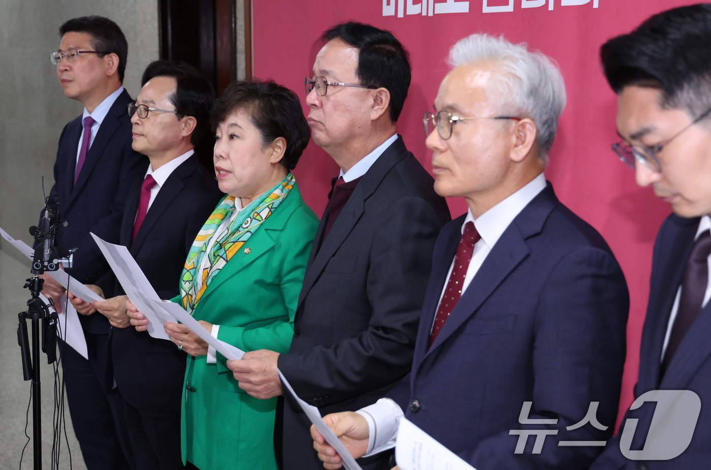 (서울=뉴스1) 신웅수 기자 = 조배숙 국민의힘 사법정의수호 및 독재저지 특별위원회 위원장이 10일 서울 여의도 국회에서 특검의 강압 및 진술 강요 법정 증언 관련 규탄 성명을 발 …