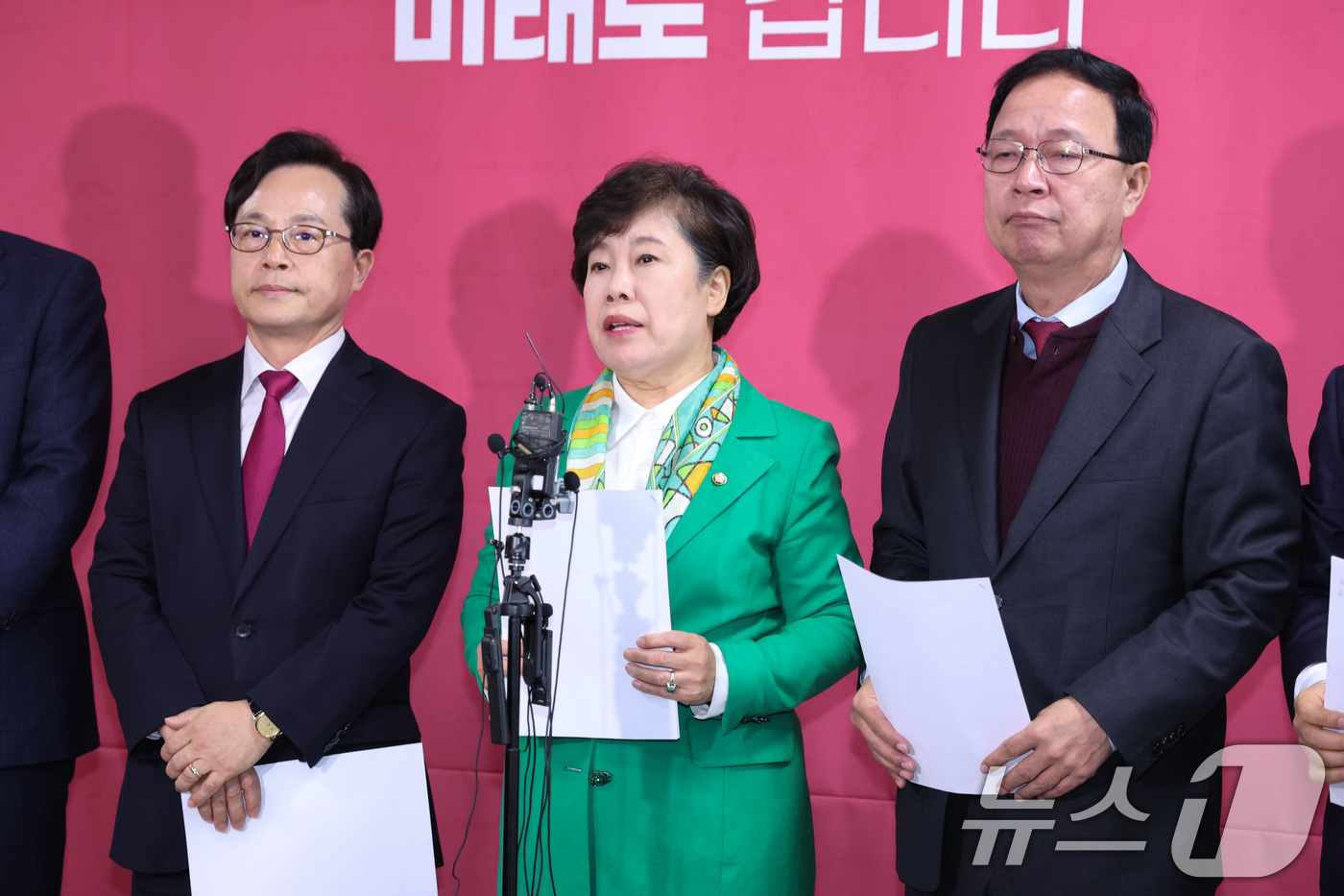 (서울=뉴스1) 신웅수 기자 = 조배숙 국민의힘 사법정의수호 및 독재저지 특별위원회 위원장이 10일 서울 여의도 국회에서 특검의 강압 및 진술 강요 법정 증언 관련 규탄 성명을 발 …