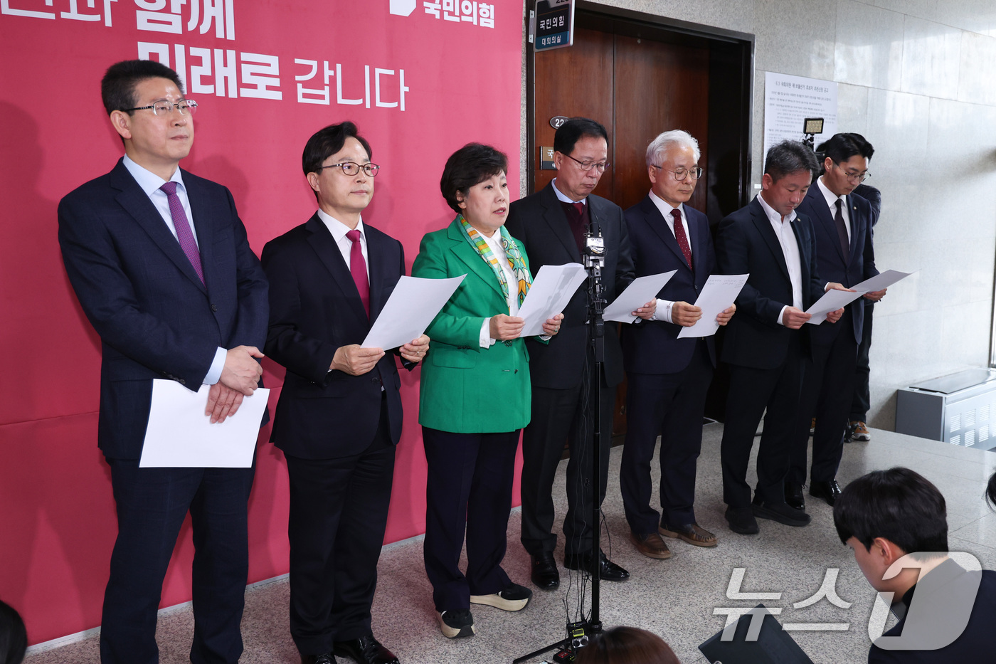 (서울=뉴스1) 신웅수 기자 = 조배숙 국민의힘 사법정의수호 및 독재저지 특별위원회 위원장이 10일 서울 여의도 국회에서 특검의 강압 및 진술 강요 법정 증언 관련 규탄 성명을 발 …