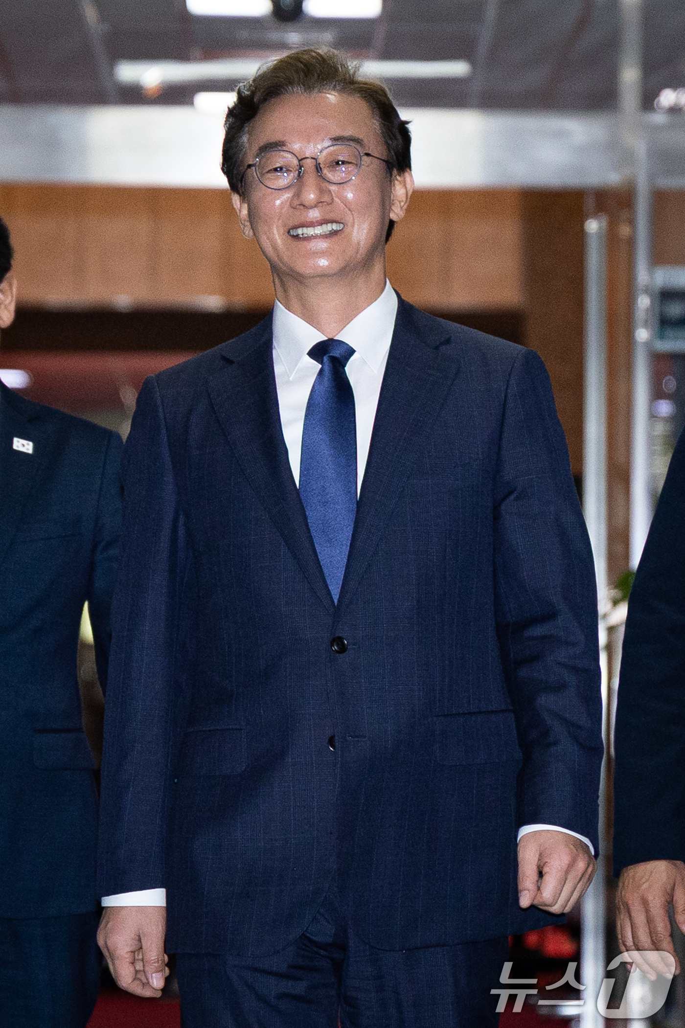 (서울=뉴스1) 유승관 기자 = 6.3 지방선거 더불어민주당 부산시장 후보로 선출된 전재수 의원이 10일 서울 여의도 국회에서 정청래 대표와 면담을 위해 당대표실로 향하고 있다. …