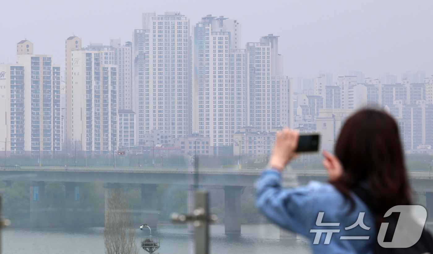 (서울=뉴스1) 구윤성 기자 = 대출 규제 강화와 전세난이 맞물리며 서울 강북권 아파트 평균 매매가격이 처음으로 11억원을 넘어섰다.10일 KB부동산 월간 통계에 따르면 서울의 한 …