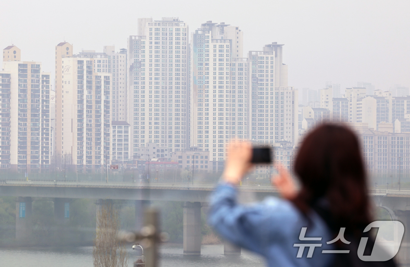(서울=뉴스1) 구윤성 기자 = 대출 규제 강화와 전세난이 맞물리며 서울 강북권 아파트 평균 매매가격이 처음으로 11억원을 넘어섰다.10일 KB부동산 월간 통계에 따르면 서울의 한 …
