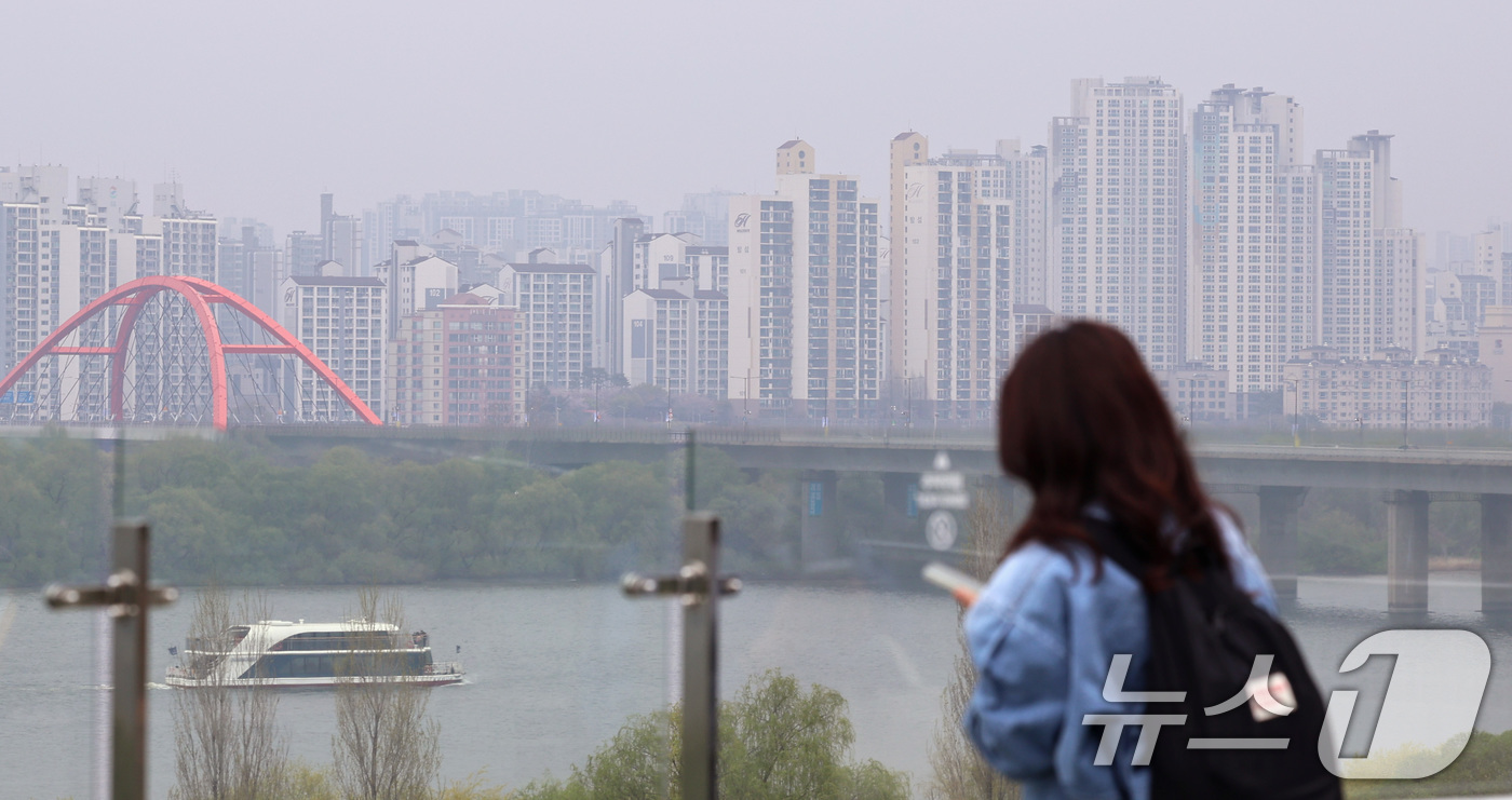 (서울=뉴스1) 구윤성 기자 = 대출 규제 강화와 전세난이 맞물리며 서울 강북권 아파트 평균 매매가격이 처음으로 11억원을 넘어섰다.10일 KB부동산 월간 통계에 따르면 서울의 한 …