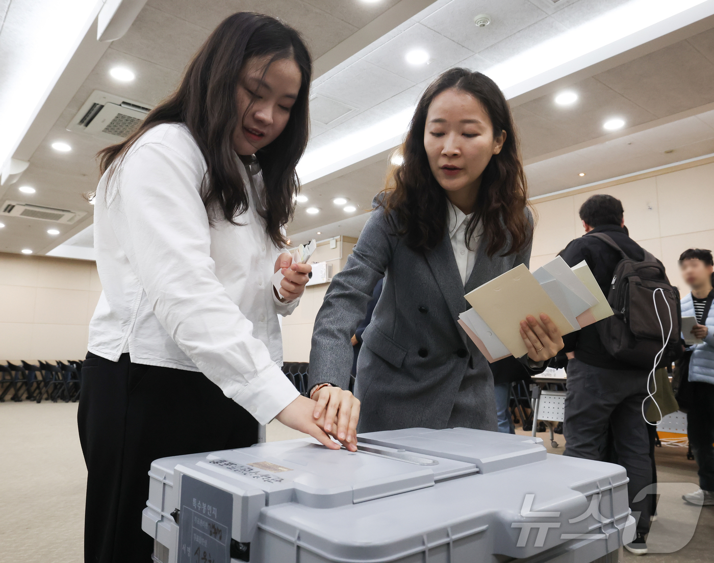 (서울=뉴스1) 이종수 인턴기자 = 10일 서울 영등포구 이룸센터에서 열린 장애인 유권자 참정권 보장 정책간담회에 앞서 시각장애인 참가자가 모의 사전투표 체험을 하고 있다. 202 …