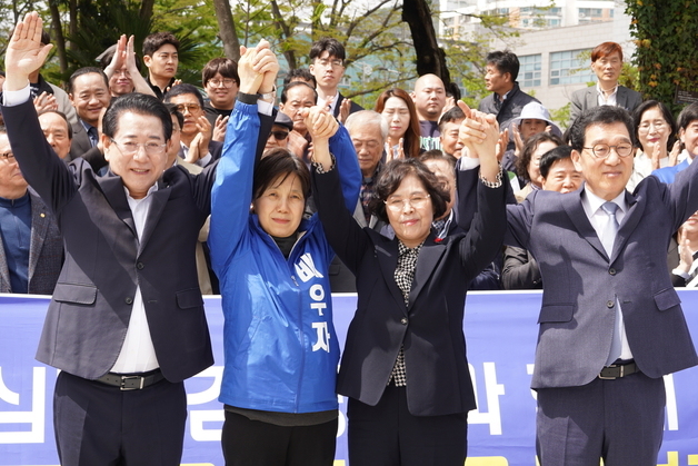 김영록·신정훈·강기정 연대 가동…함께 국밥 먹고 부부 동반 유세