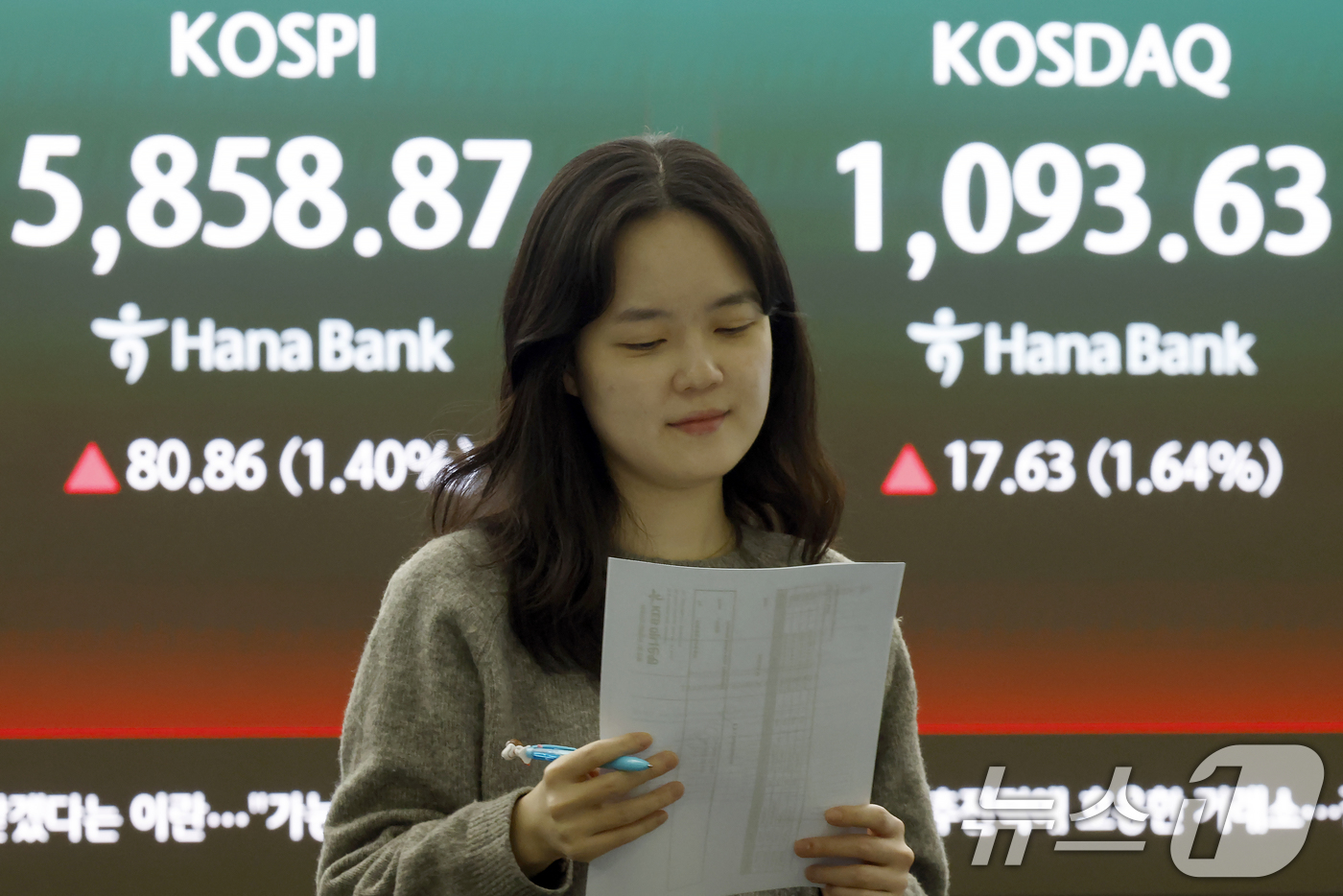 (서울=뉴스1) 박정호 기자 = 미국과 이란의 대면 휴전 협상에 대한 기대감에 코스피와 코스닥이 동반 상승세를 보인 10일 오후 서울 중구 하나은행 딜링룸 전광판에 코스피 등 종가 …