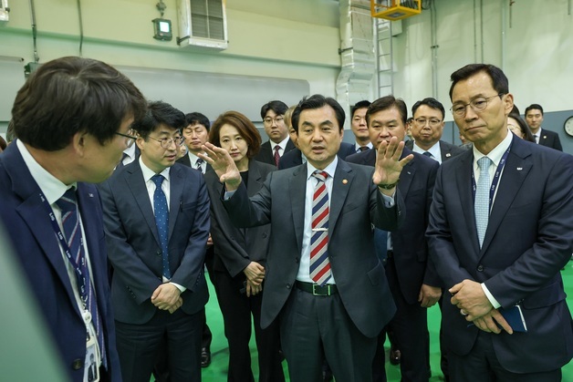 국방장관, LIG D&A 현장방문…중동 방산 공급망 점검