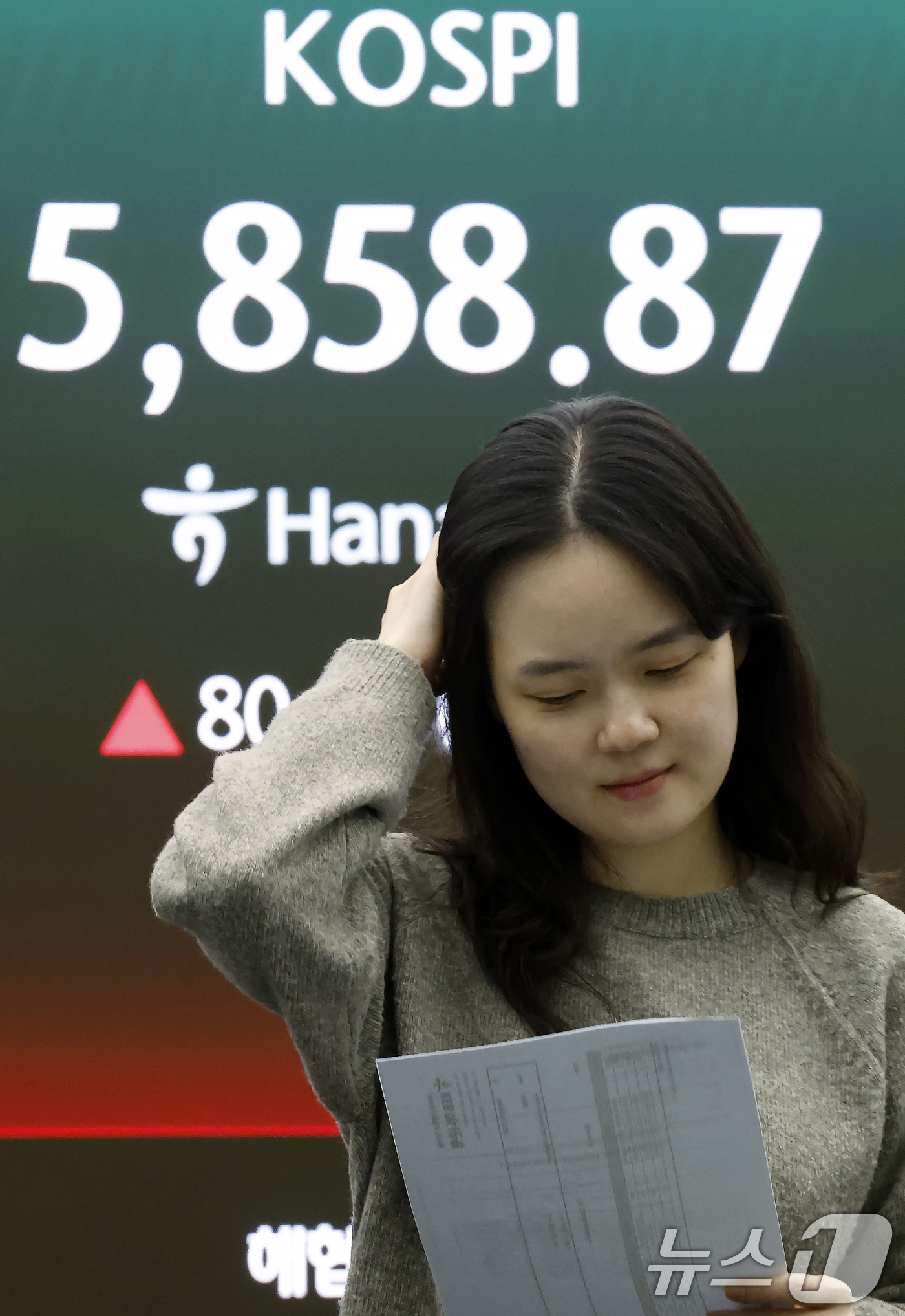 (서울=뉴스1) 박정호 기자 = 미국과 이란의 대면 휴전 협상에 대한 기대감에 코스피와 코스닥이 동반 상승세를 보인 10일 오후 서울 중구 하나은행 딜링룸 전광판에 코스피 등 종가 …