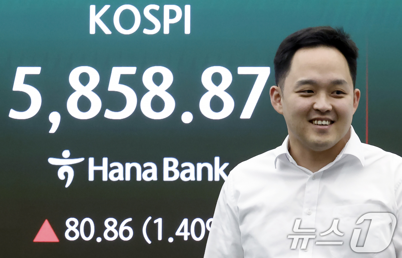 (서울=뉴스1) 박정호 기자 = 미국과 이란의 대면 휴전 협상에 대한 기대감에 코스피와 코스닥이 동반 상승세를 보인 10일 오후 서울 중구 하나은행 딜링룸 전광판에 코스피 등 종가 …