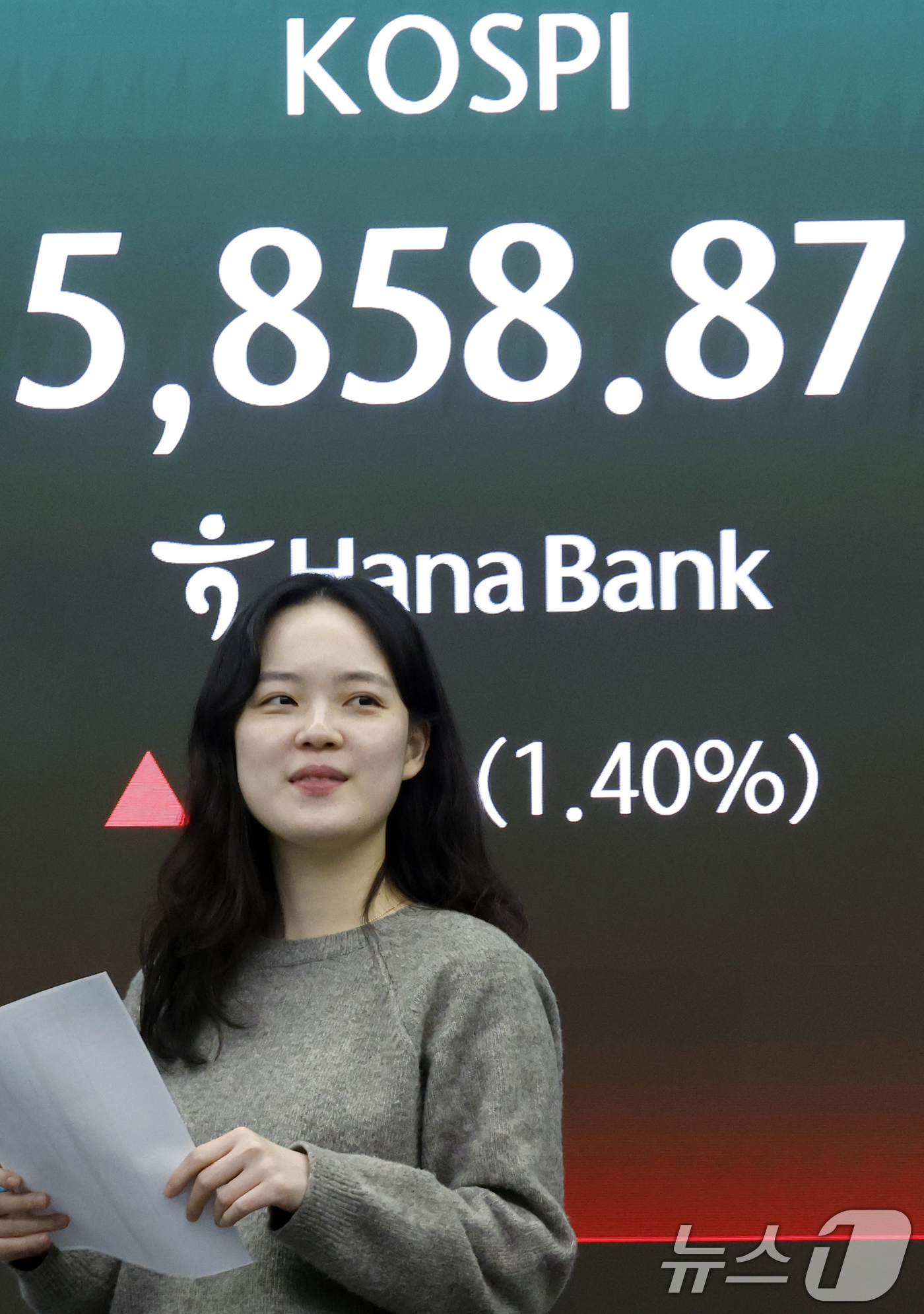 (서울=뉴스1) 박정호 기자 = 미국과 이란의 대면 휴전 협상에 대한 기대감에 코스피와 코스닥이 동반 상승세를 보인 10일 오후 서울 중구 하나은행 딜링룸 전광판에 코스피 등 종가 …