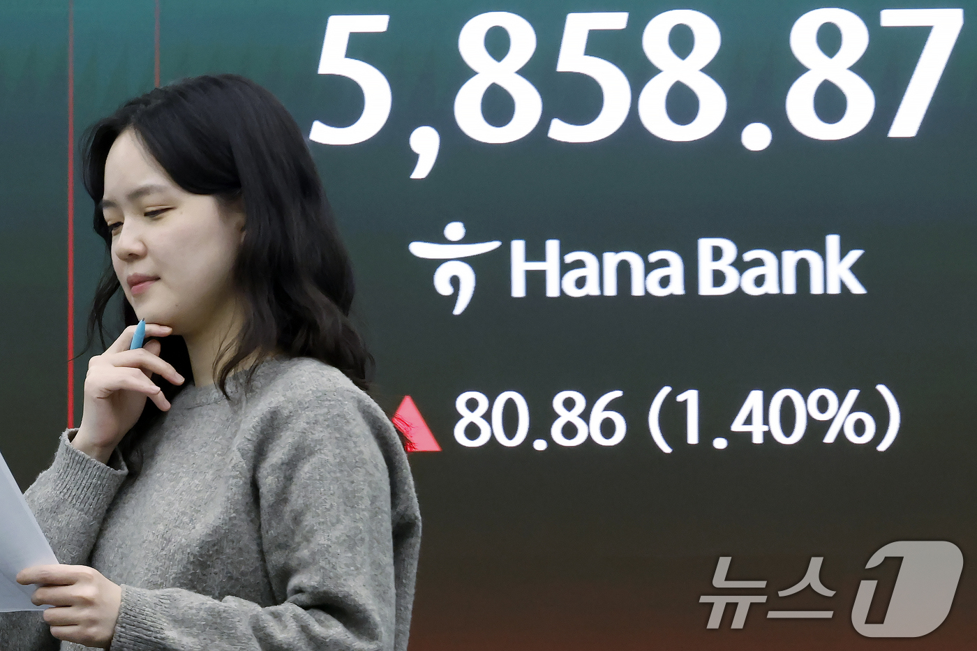 (서울=뉴스1) 박정호 기자 = 미국과 이란의 대면 휴전 협상에 대한 기대감에 코스피와 코스닥이 동반 상승세를 보인 10일 오후 서울 중구 하나은행 딜링룸 전광판에 코스피 등 종가 …