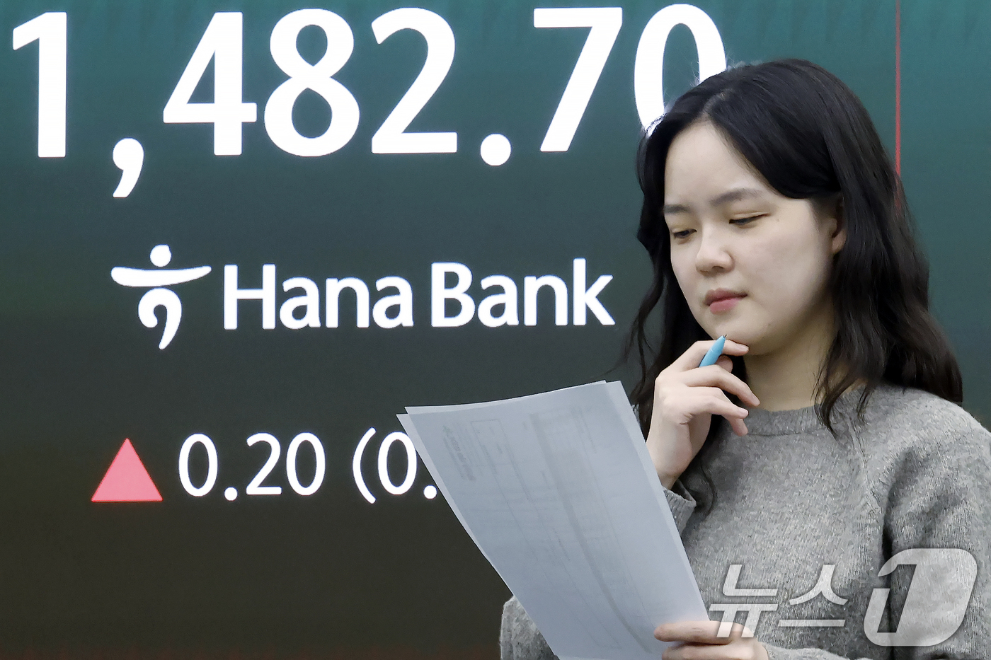 (서울=뉴스1) 박정호 기자 = 미국과 이란의 대면 휴전 협상에 대한 기대감에 코스피와 코스닥이 동반 상승세를 보인 10일 오후 서울 중구 하나은행 딜링룸 전광판에 코스피 등 종가 …