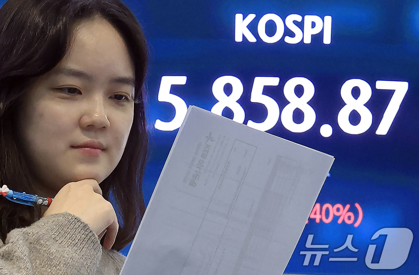 (서울=뉴스1) 박정호 기자 = 미국과 이란의 대면 휴전 협상에 대한 기대감에 코스피와 코스닥이 동반 상승세를 보인 10일 오후 서울 중구 하나은행 딜링룸 전광판에 코스피 등 종가 …