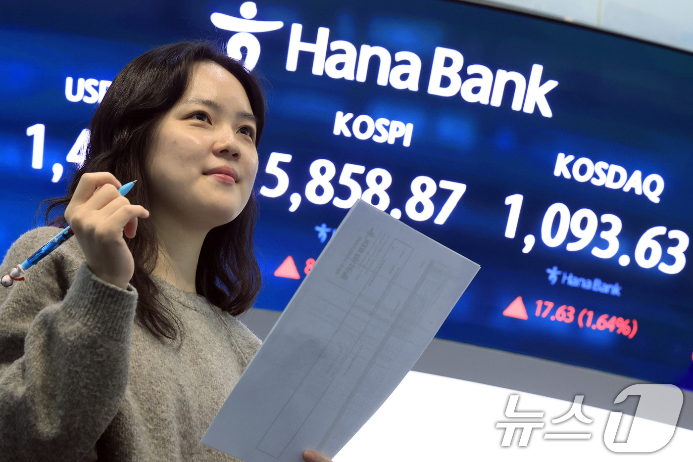 (서울=뉴스1) 박정호 기자 = 미국과 이란의 대면 휴전 협상에 대한 기대감에 코스피와 코스닥이 동반 상승세를 보인 10일 오후 서울 중구 하나은행 딜링룸 전광판에 코스피 등 종가 …