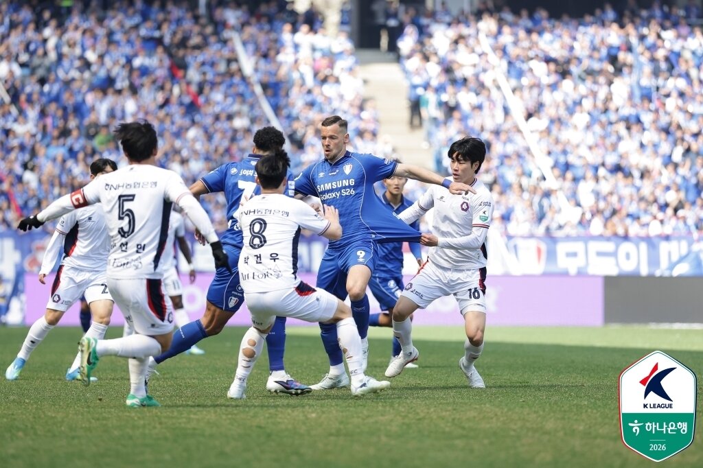 본문 이미지 - 충북청주의 전방 압박에 고전했던 수원삼성 (한국프로축구연맹 제공) 