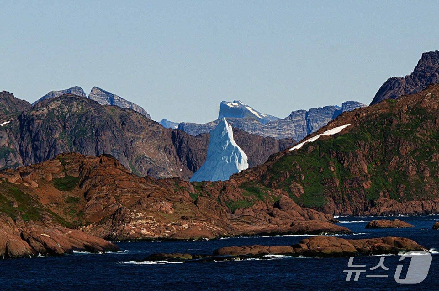본문 이미지 - 10일 오후 서울 종로구 팔판동 도로시 살롱에 전시 중인 안준 작가의 사진 '전제'(前提, The Premise) ⓒ 뉴스1