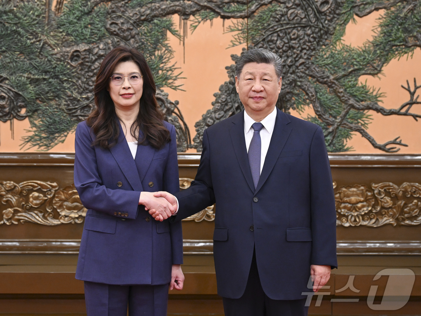 (신화=뉴스1) 송원영 기자 = 시진핑 중국 국가주석과 정리원 대만 국민당 주석이 10일 오전 베이징 인민대회당에서 만나 회담에 앞서 악수하고 있다. ⓒ 신화=뉴스1