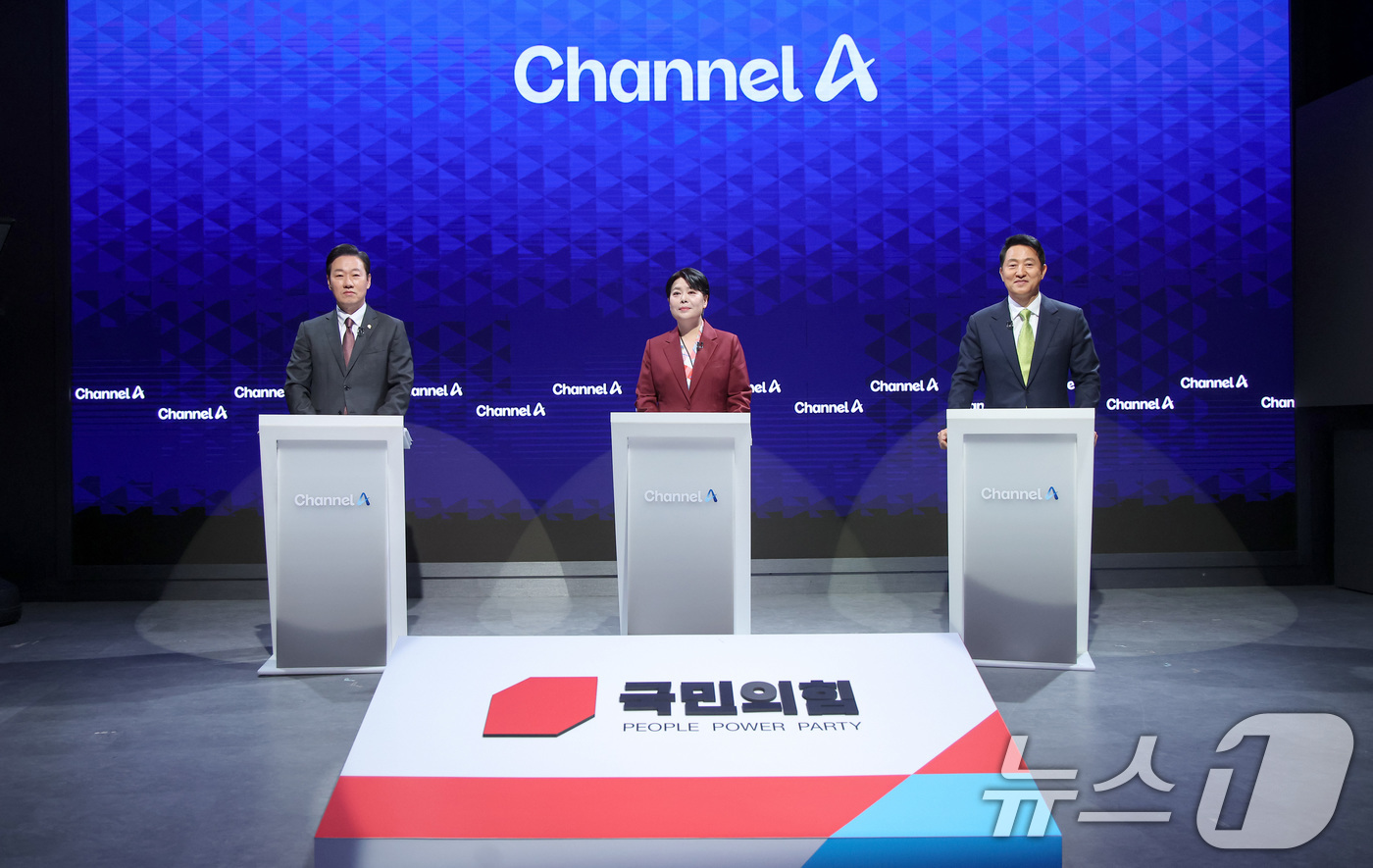 (서울=뉴스1) 국회사진기자단 = 박수민 의원(왼쪽부터), 윤희숙 전 의원, 오세훈 서울시장이 10일 오후 서울 종로구 채널A 스튜디오에서 열린 국민의힘 서울시장 후보 제2차 TV …